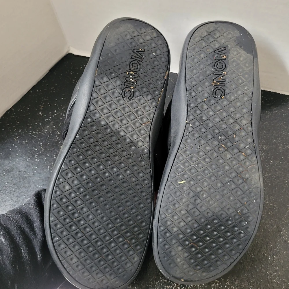 Vionic Black Flipflops